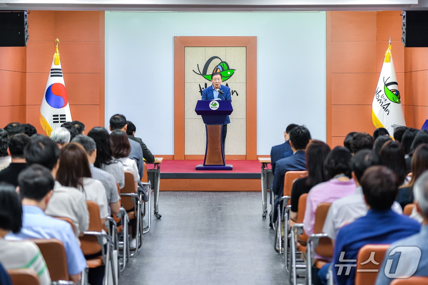 조근제 함안군수가 9일 열린 정례조회에서 사업장 안전관리 철저를 당부하고 있다(함안군 제공. 재판매 및 DB금지).