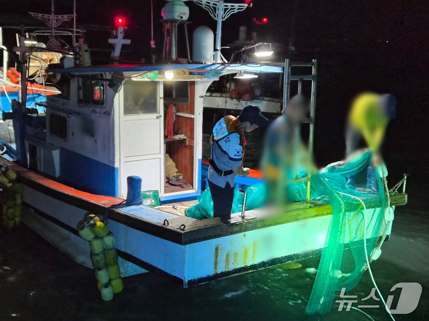 지난 8일 전남 여수시 대여자도 남방 해상에서 불법어구와 무허가 어업을 하던 어업인이 단속에 적발된 모습.(여수해경 제공. 재판매 및 DB 금지)