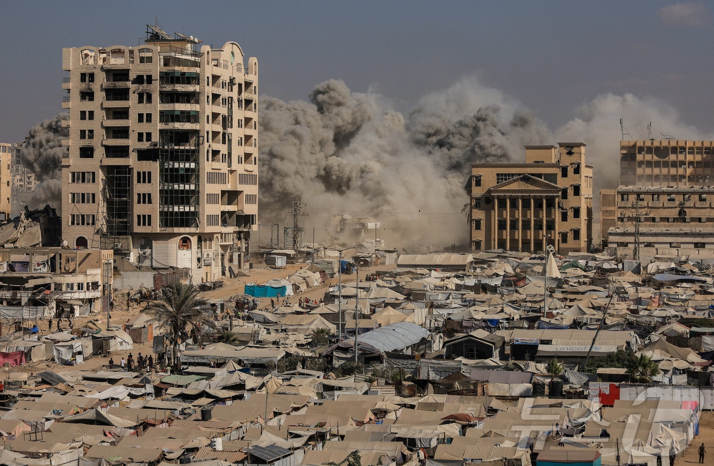 지난 9월 8일(현지시간) 가자시티에서 이스라엘의 공습으로 주거 건물이 붕괴하며 연기가 치솟고 있다. 2025.09.08. ⓒ 로이터=뉴스1 ⓒ News1 윤다정 기자