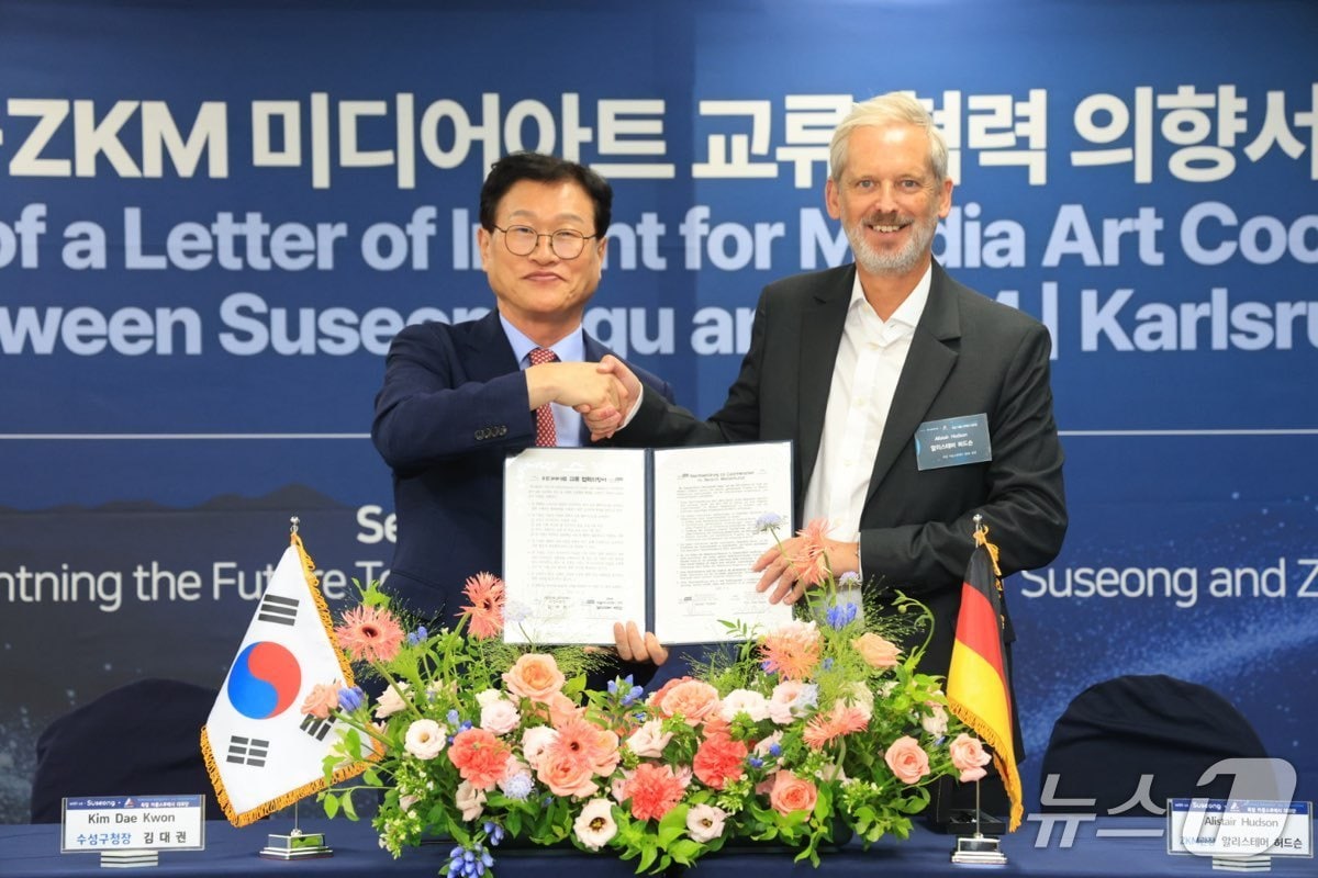 김대권 수성구청장과 알리스테어 허드슨 ZKM 관장이 미디어아트 교류 협력 의향서를 체결하고 기념 사진을 촬영했다.(대구 수성구 제공.재판매 및 DB 금지)