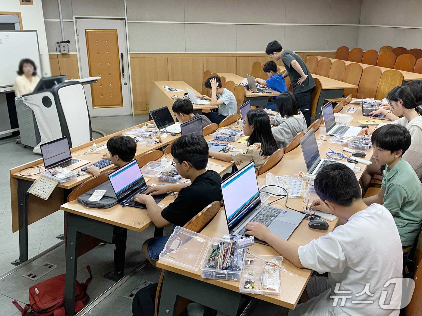 가천대 과학영재교육원 초등심화과정 '행복한 과학자' 학생들이 아두이노를 이용해 직접 코딩하고 있다.(가천대 제공. 재판매 및 DB금지)/뉴스1