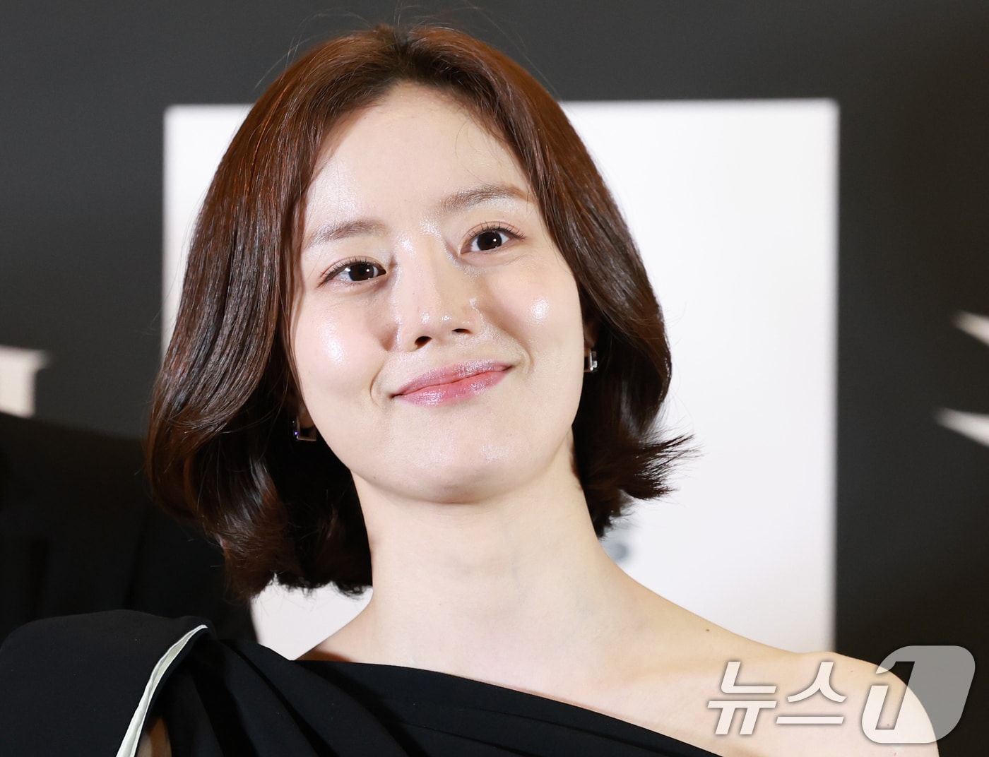 배우 문채원이 9일 서울 용산구 CGV용산아이파크몰에서 열린 영화 '귀시'(감독 홍원기) 언론시사회에 참석해 미소를 짓고 있다. ‘귀시’는 여우 창문이 열리면 펼쳐지는 귀신 거래 시장 ‘귀시’에서 갖지 못한 것을 가지려는 사람들이 벌이는 섬뜩한 이야기를 그린 작품이다. 2025.9.9/뉴스1 ⓒ News1 권현진 기자