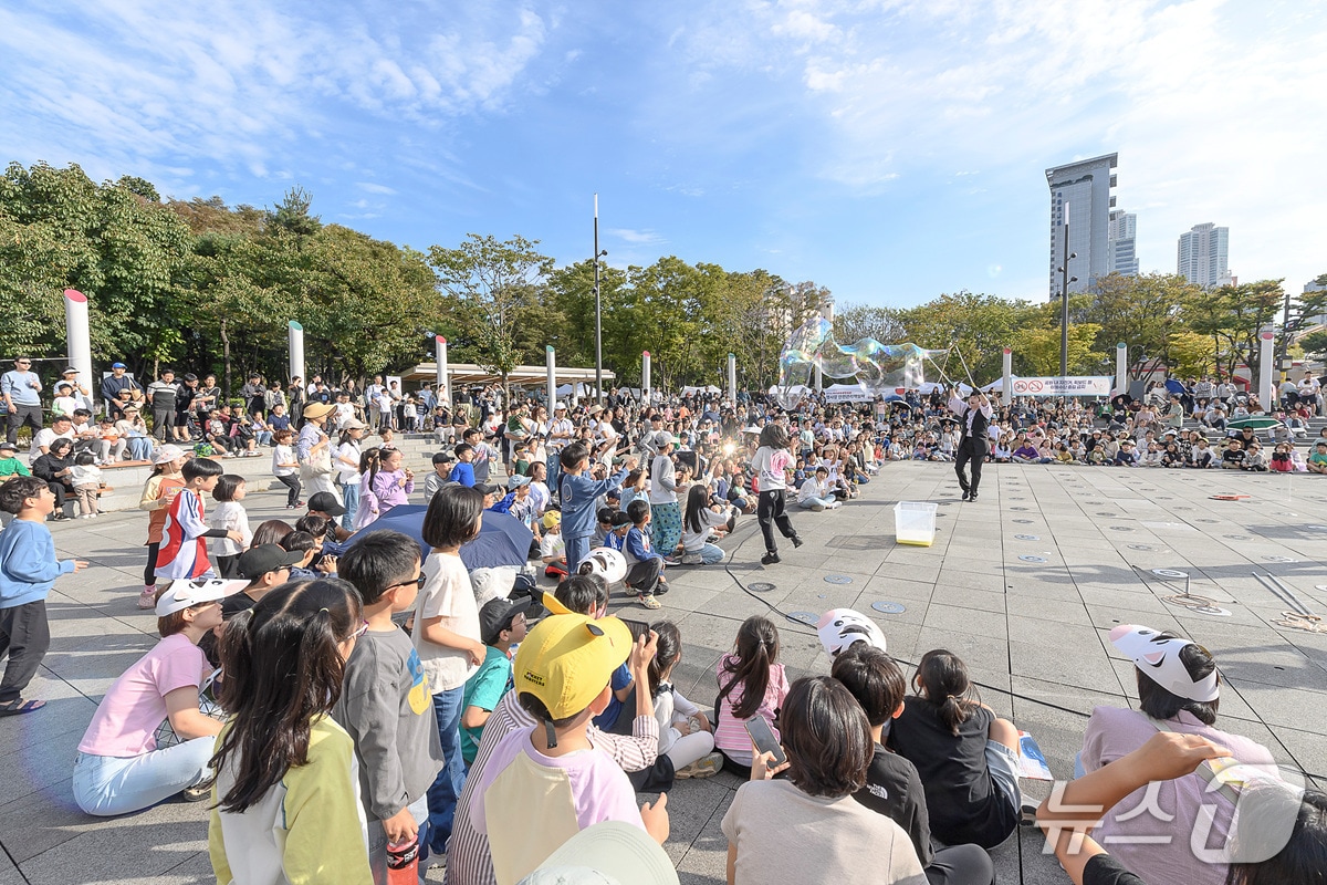 지난해 파리공원문화축제에서 거리공연을 즐기고 있는 주민들.(양천구 제공)