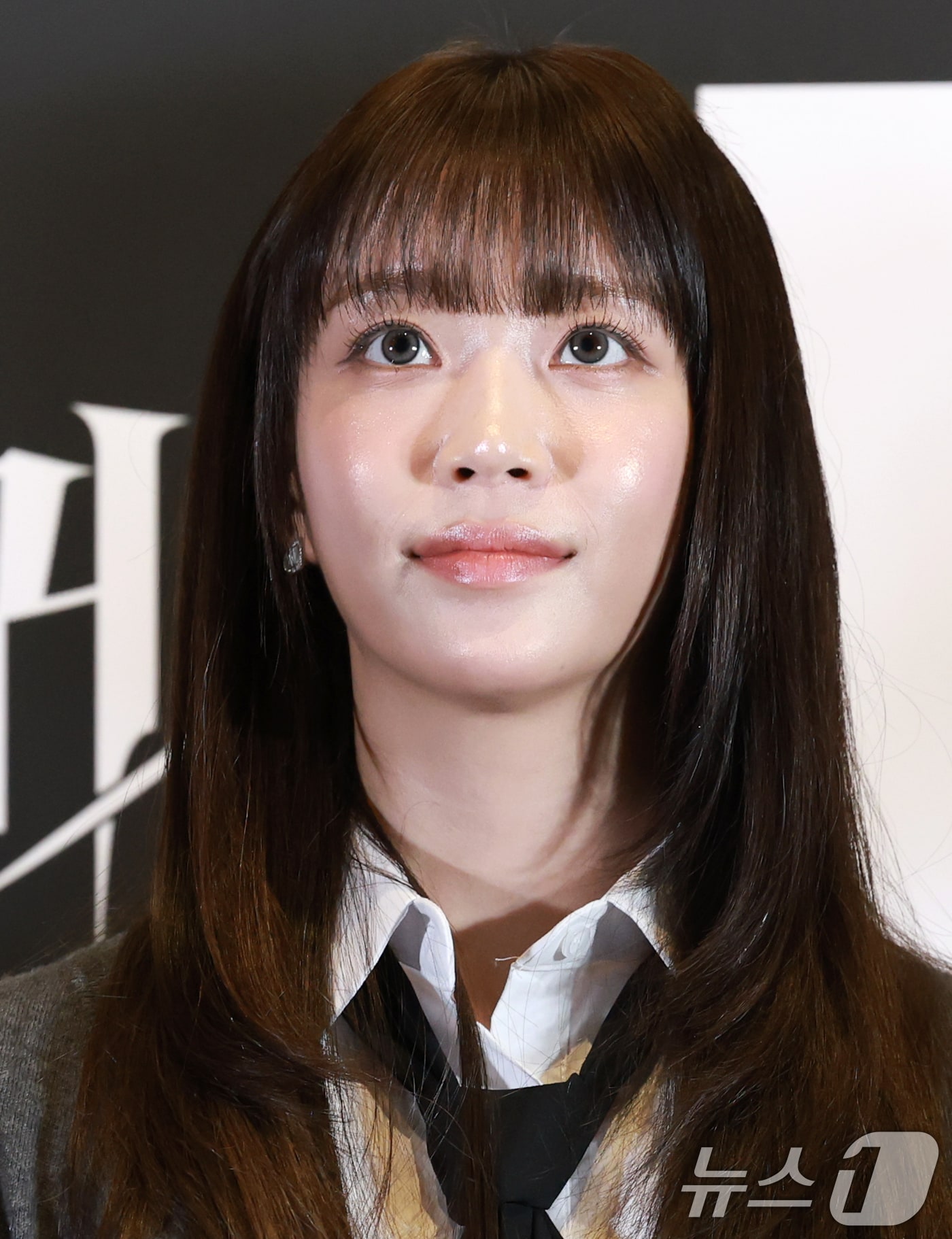 스테이씨 수민이 9일 서울 용산구 CGV용산아이파크몰에서 열린 영화 '귀시'(감독 홍원기) 언론시사회에 참석해 객석을 바라보고 있다. ‘귀시’는 여우 창문이 열리면 펼쳐지는 귀신 거래 시장 ‘귀시’에서 갖지 못한 것을 가지려는 사람들이 벌이는 섬뜩한 이야기를 그린 작품이다. 2025.9.9/뉴스1 ⓒ News1 권현진 기자