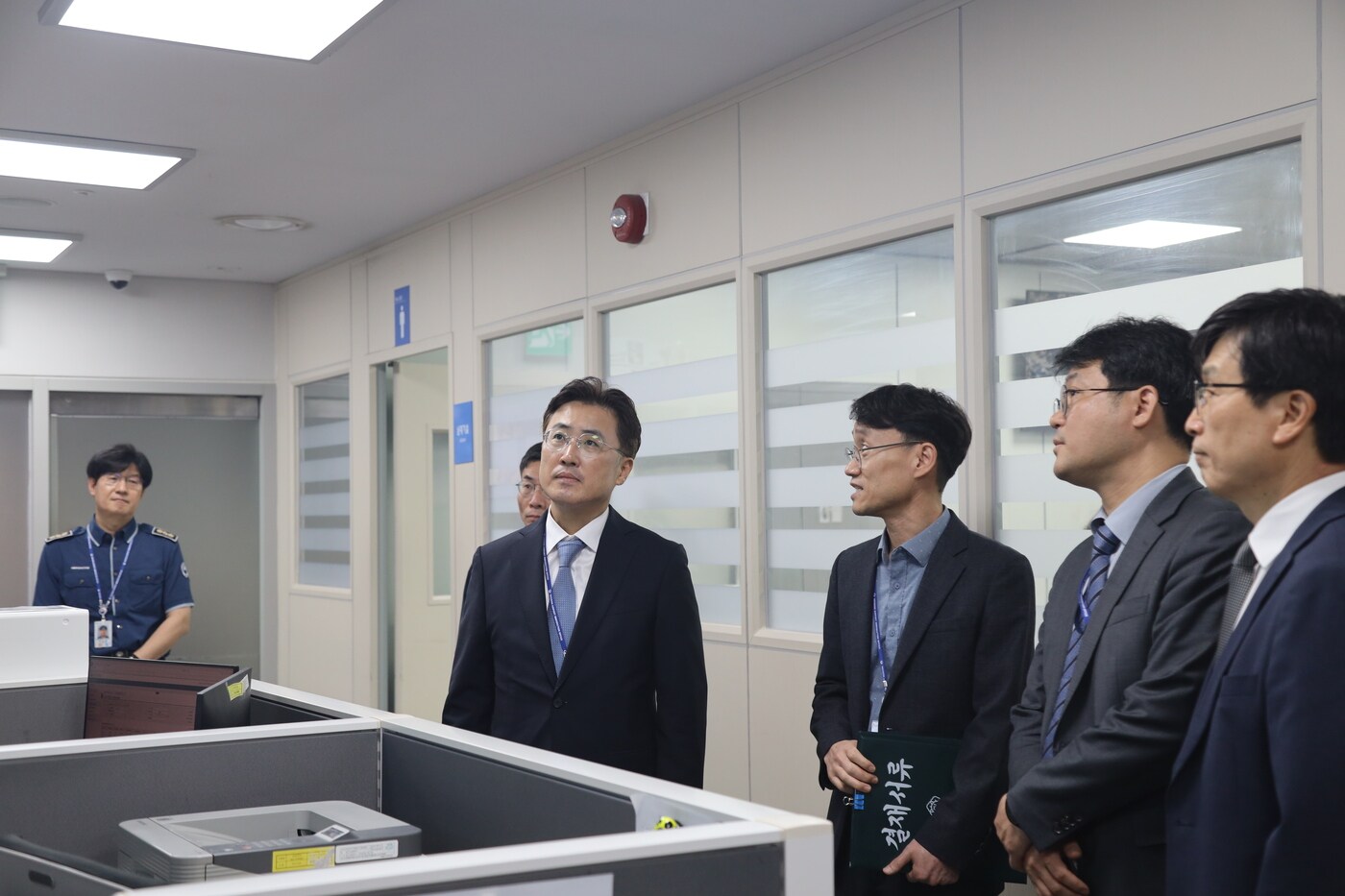 이진수 법무부 차관이 9일 인천국제공항을 방문해 추석 연휴 대비 출입국 심사 현장을 점검했다.