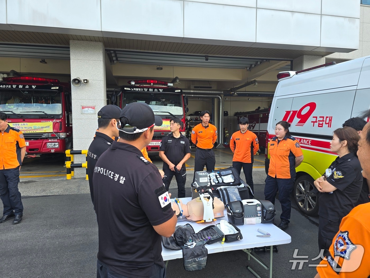 속초해경, 속초소방서와 구조·구급 합동 실무교육.(속초해경 제공, 재판매 및 DB 금지) 2025.9.9/뉴스1