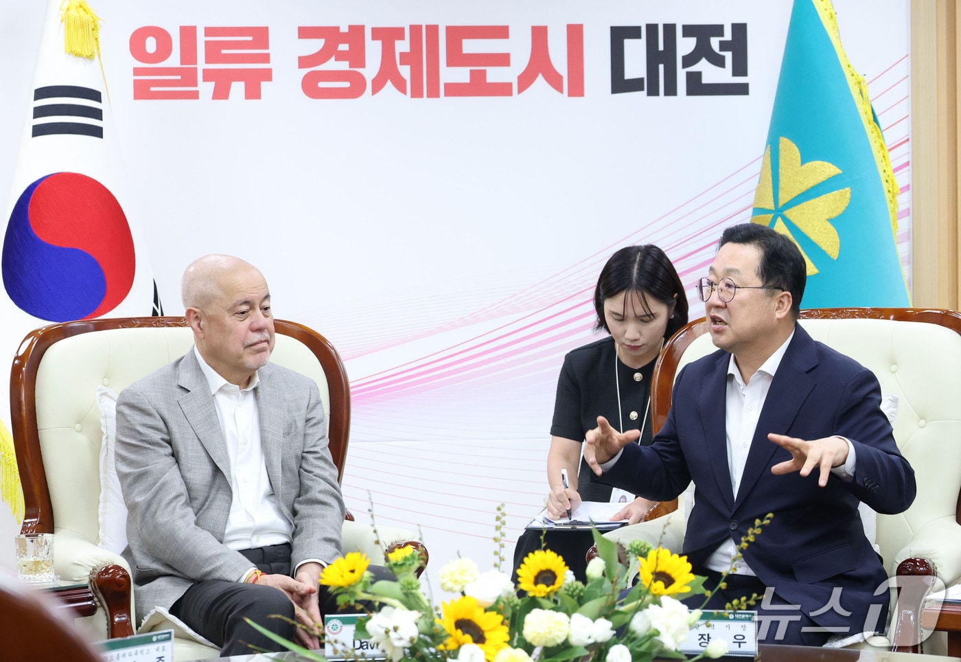 이장우 대전시장이 ‘바이오센추리’의 데이비드 플로스 대표와 면담을 하고 있다.(대전시 제공. 재판매 및 DB금지)/뉴스1