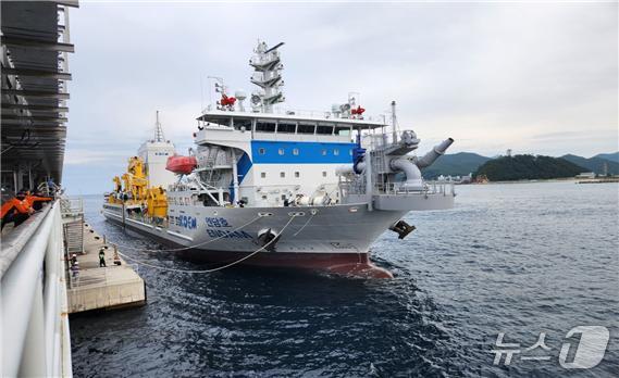 심각한 가뭄으로 어려움을 겪고 있는 강릉에 긴급 급수 지원 나선 엔담호(해양수산부 제공)