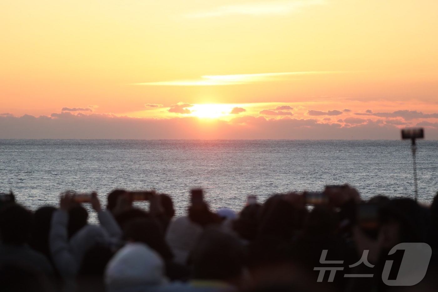 1일 오전 울산 울주군 간절곶에서 해맞이 인파가 몰린 가운데 '붉은 말의 해' 병오년(丙午年)의 첫 해가 떠오르고 있다. 2026.1.1/뉴스1 ⓒ News1 김세은 기자