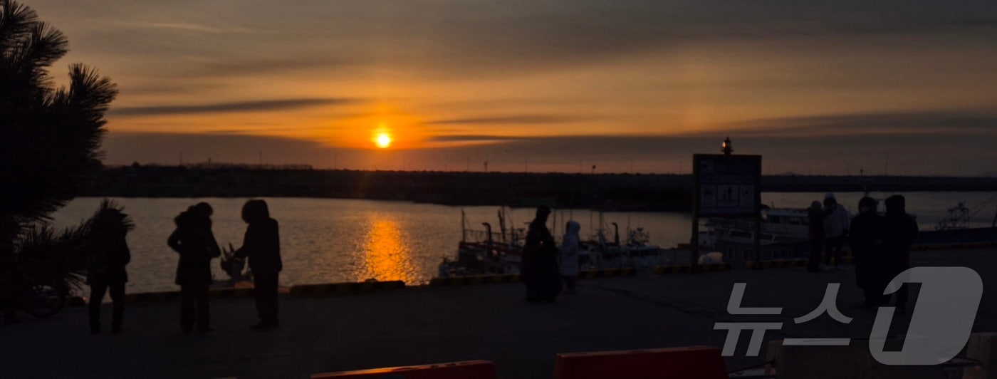 2026년 병오년(丙午年) 새해 첫날인 1일 전북 군산시 비응항에서 구름에 가려진 해가 모습을 드러내고 있다. 2026.1.1/뉴스1 ⓒ News1 유경석 기자