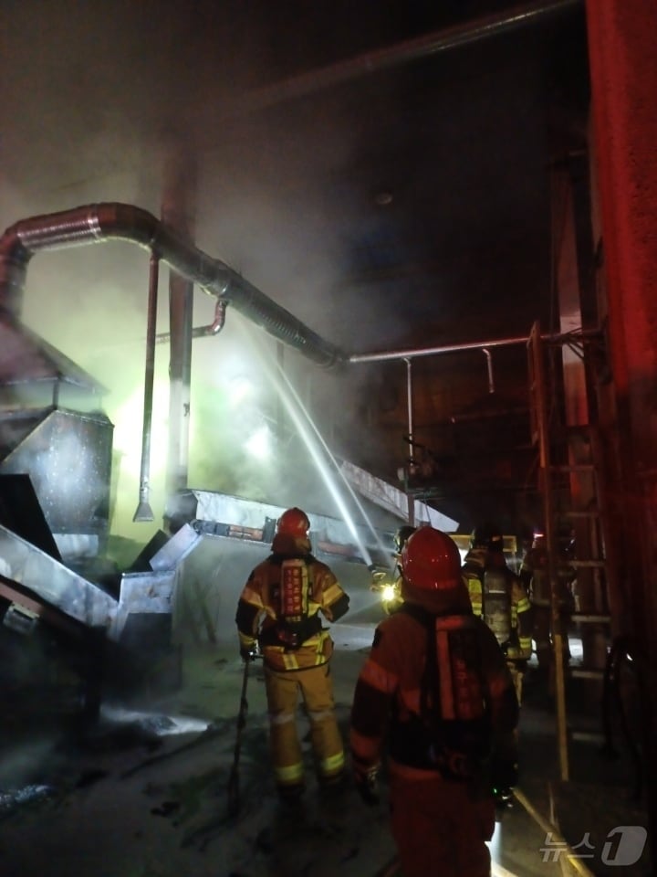 1일 오전 1시9분쯤 경북 문경시 공평동 한 톱밥 제조공장에서 불이 나 소방대원들이 진화하고 있다.(경북소방안전본부 제공. 재판매 및 DB금지) ⓒ News1 김종엽 기자