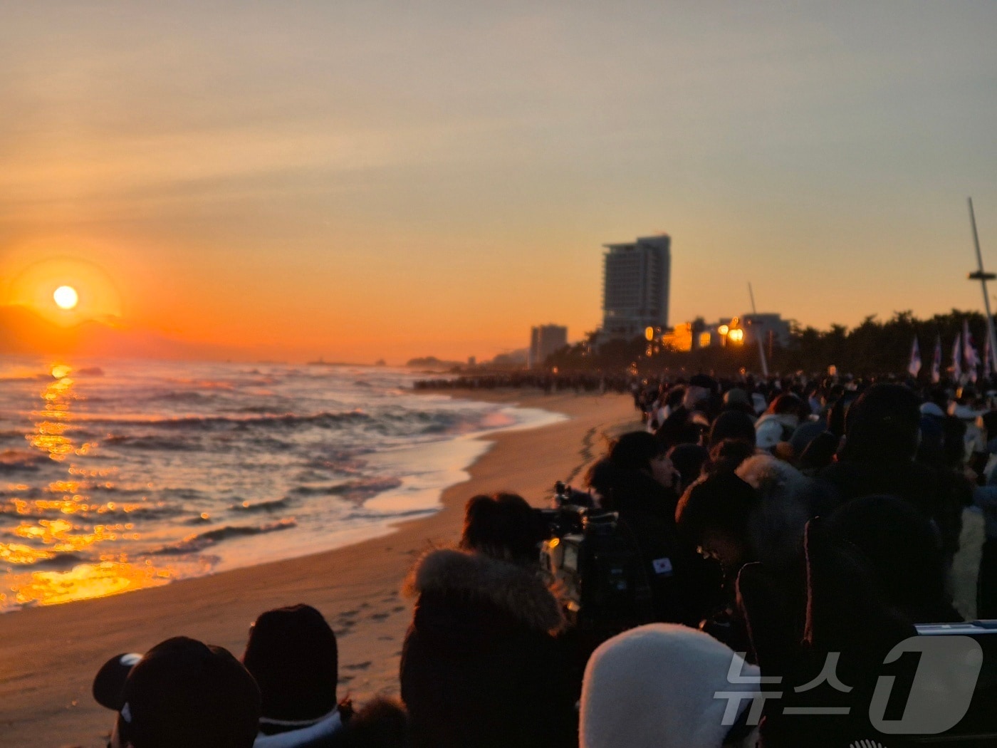 2026년 병오년(丙午年) 새해 첫날인 지난 1일 강원 강릉시 경포해변에서 해가 수평선 위로 떠오르자 시민과 관광객들이 스마트폰으로 장관을 담고 있다. ⓒ News1 윤왕근 기자