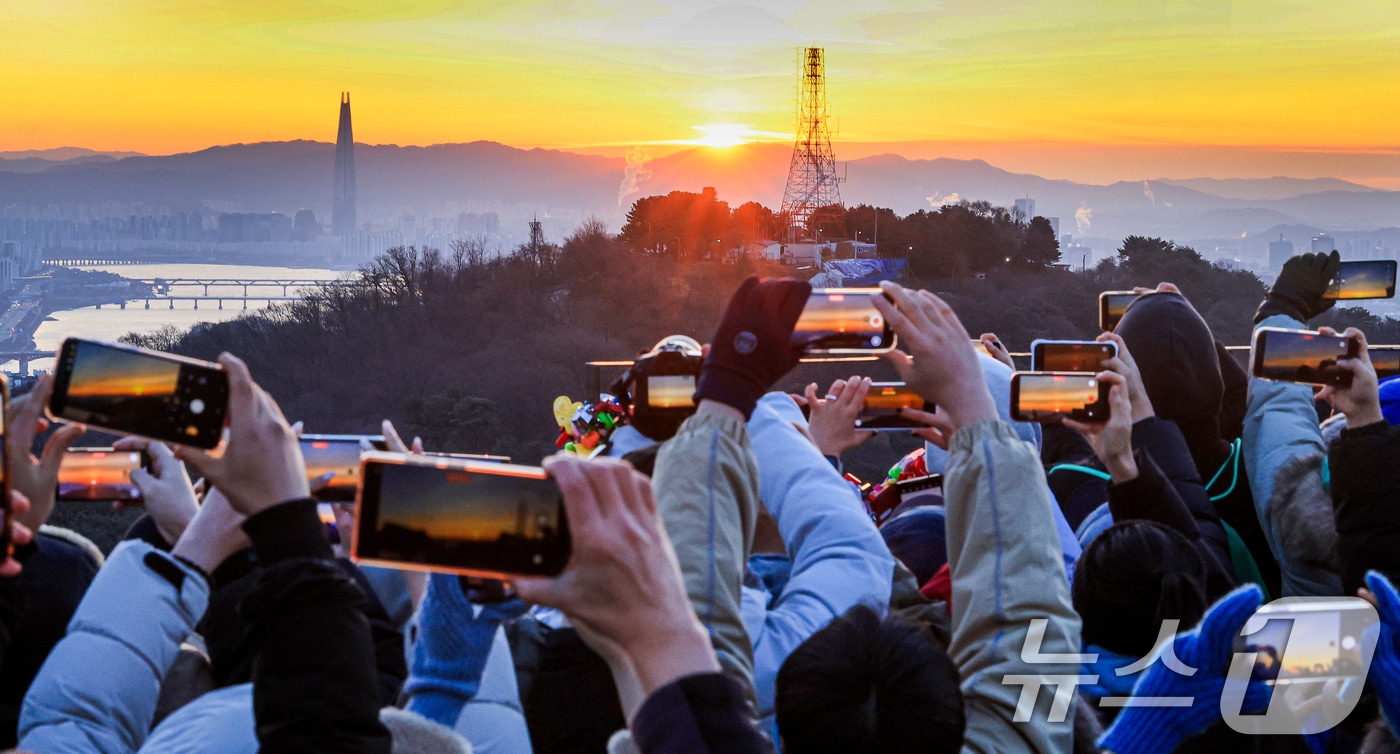 "건강·조용한 국회·영원한 우정"...강추위 뚫은 남산 해돋이 인파 - 뉴스 썸네일 이미지