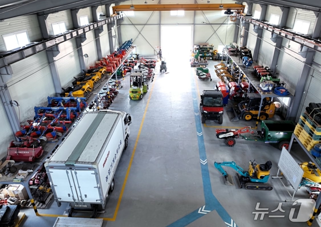 대구시 농업기술센터는 농업인들의 경영비 절감을 위해 임대 농기계에 대한 임대료 50% 감면을 오는 12월까지 연장한다. 사진은 농업기술센터 임대사업소 내부 모습.(대구시 제공, 재판매 및 DB 금지)