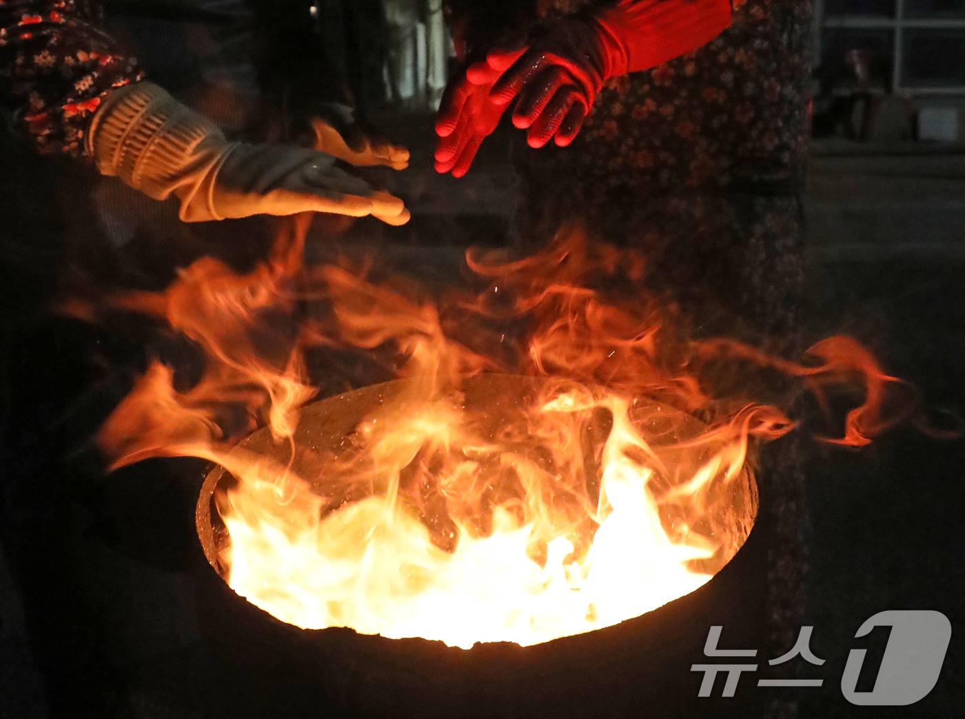 2026년 병오년(丙午年) 새해 첫날인 1일 오전 부산 해운대구 미포항에서 어민들이 추위를 피해 모닥불을 쬐고 있다. 2026.1.1/뉴스1 ⓒ News1 윤일지 기자