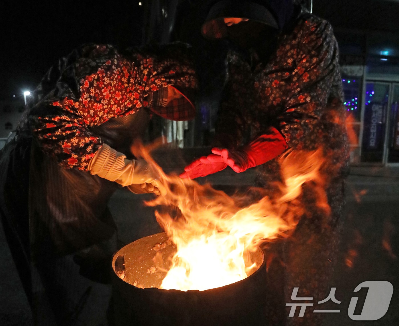 추위 피해 모닥불 쬐는 어민들.(뉴스1 DB) ⓒ News1 윤일지 기자
