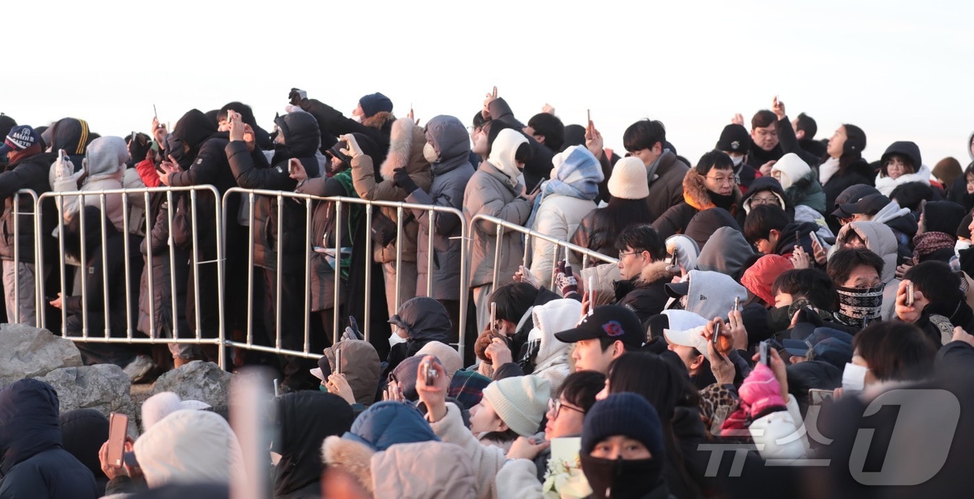 1일 한반도에서 해가 가장 먼저 떠오르는 울산 울주군 간절곶에는 '붉은 말의 해' 병오년(丙午年) 일출을 보기 위한 인파가 운집했다. 2026.1.1/뉴스1 ⓒ News1 김세은 기자