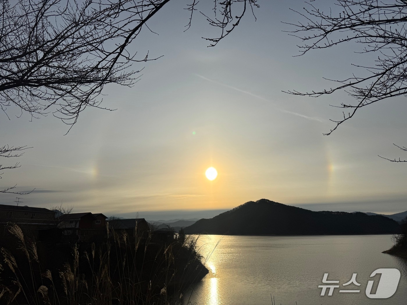 새해 첫날인 1일 전북 진안군에 소재한 용담댐에 일출과 함께 행운을 상징하는 무지개가 함께 떴다.(용담면 정혜빈 주무관 제공, 재판매 및 DB금지)2026.1.1/뉴스1