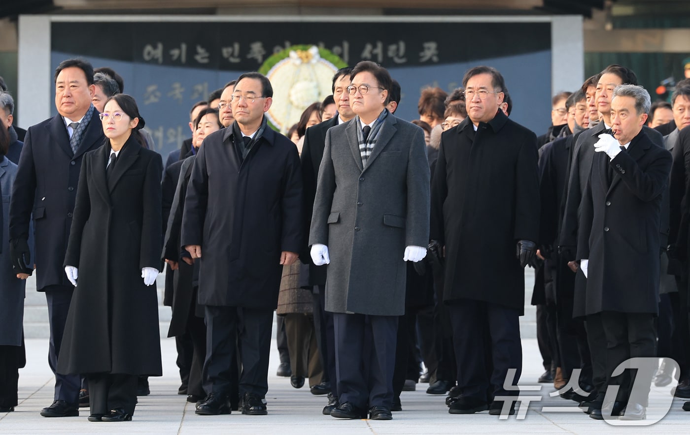 우원식 국회의장이 새해 첫 날인 1일 서울 동작구 국립서울현충원에서 현충탑에 참배를 마치고 이동하고 있다. 2026.1.1/뉴스1 ⓒ News1 임세영 기자