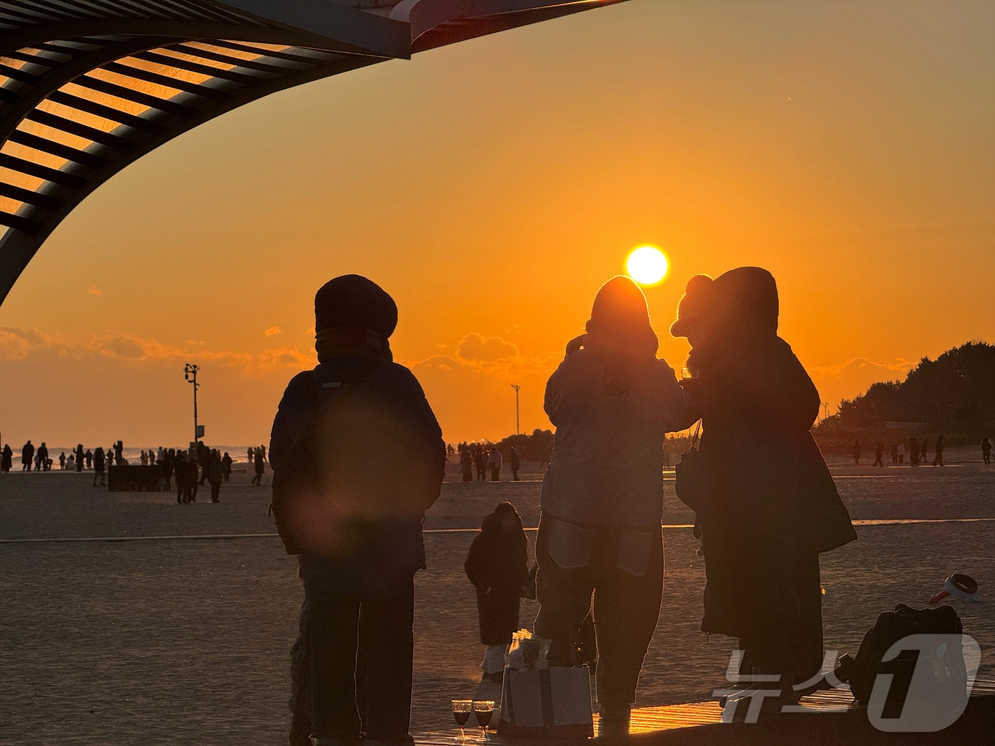 2026년 병오년(丙午年) 새해 첫날인 지난 1일 강원 동해시 망상해변에서 해가 수평선 위로 떠오르자 시민과 관광객들이 스마트폰으로 장관을 담고 있다.(동해시 제공, 재판매 및 DB 금지)