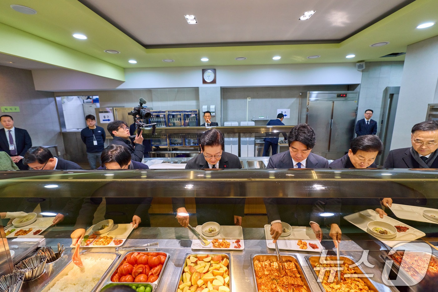 이재명 대통령이 새해 첫 날인 1일 청와대에서 떡국을 배식 하고 있다. (청와대 제공. 재판매 및 DB 금지) 2026.1.1/뉴스1 ⓒ News1 이재명 기자