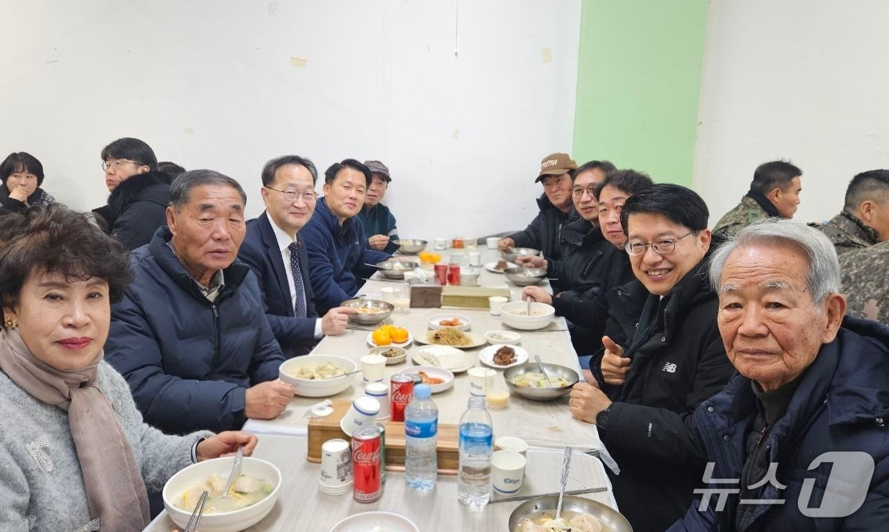 김남중 통일부 차관이 1일 접경지 주민들과 새해를 맞이하는 행사를 갖고 '한반도 평화와 안녕'을 기원했다.(통일부 제공)