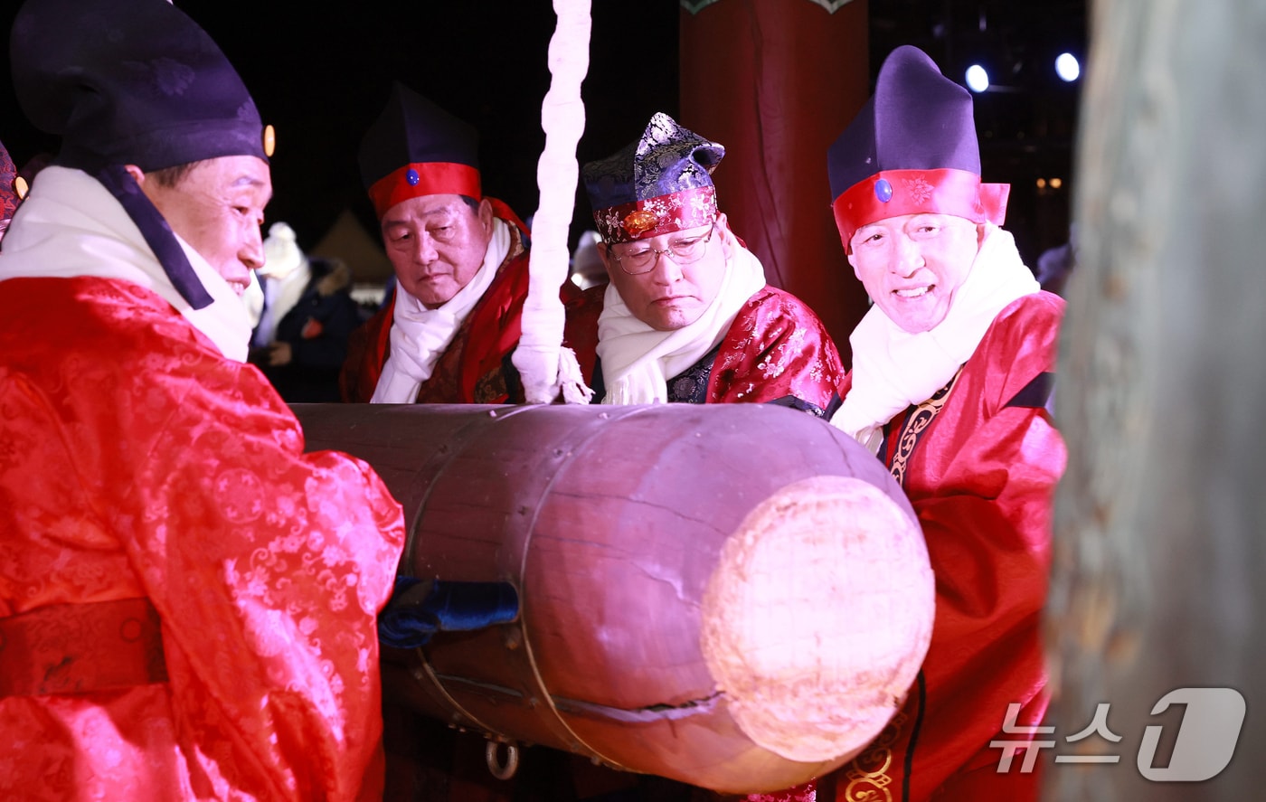 경북 경주시가 '2025 APEC 정상회의 성공 개최'를 기념하는 제야의 종 타종식을 신라대종공원에서 진행했다고 1일 밝혔다.(경주시제공, 재판매 및 DB금지) 2026.1.1/뉴스1