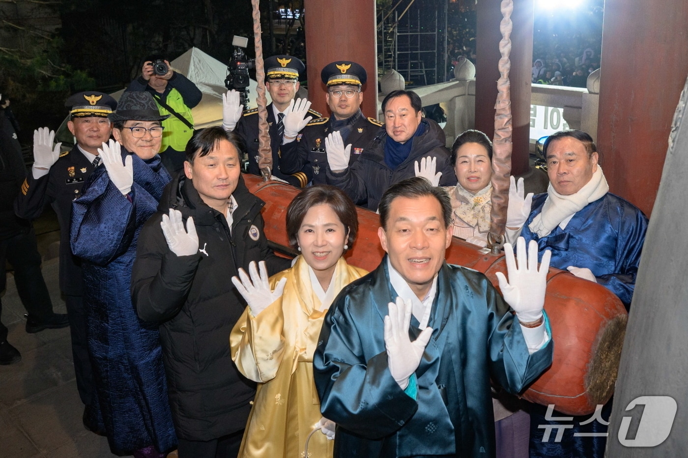 이재준 경기 수원시장이 지난 12월 31일 자정 이재식 시의회 의장, 김영진(수원병)·김준혁(수원정) 국회의원, 시민 대표 등과 함께 여민각에서 제야 타종 행사를 진행하고 있다. (수원시 제공. 재판매 및 DB 금지) 2026.1.1/뉴스1