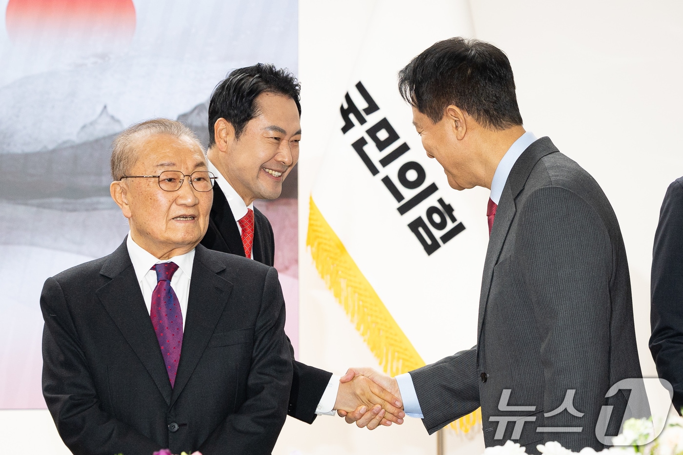 장동혁 국민의힘 대표와 오세훈 서울시장이 지난 1일 서울 여의도 당사에서 열린 2026 국민의힘 신년인사회에서 인사하고 있다. 2026.1.1/뉴스1 ⓒ News1 유승관 기자