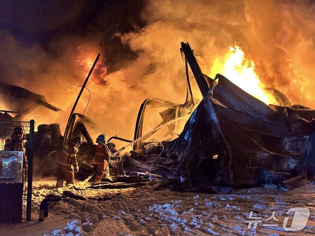 1일 오전 0시 4분쯤 충북 음성군 원남산업단지 내 화학물질 제조공장에서 불이 났다.(음성소방서 제공. 재판매 및 DB금지) /뉴스1 