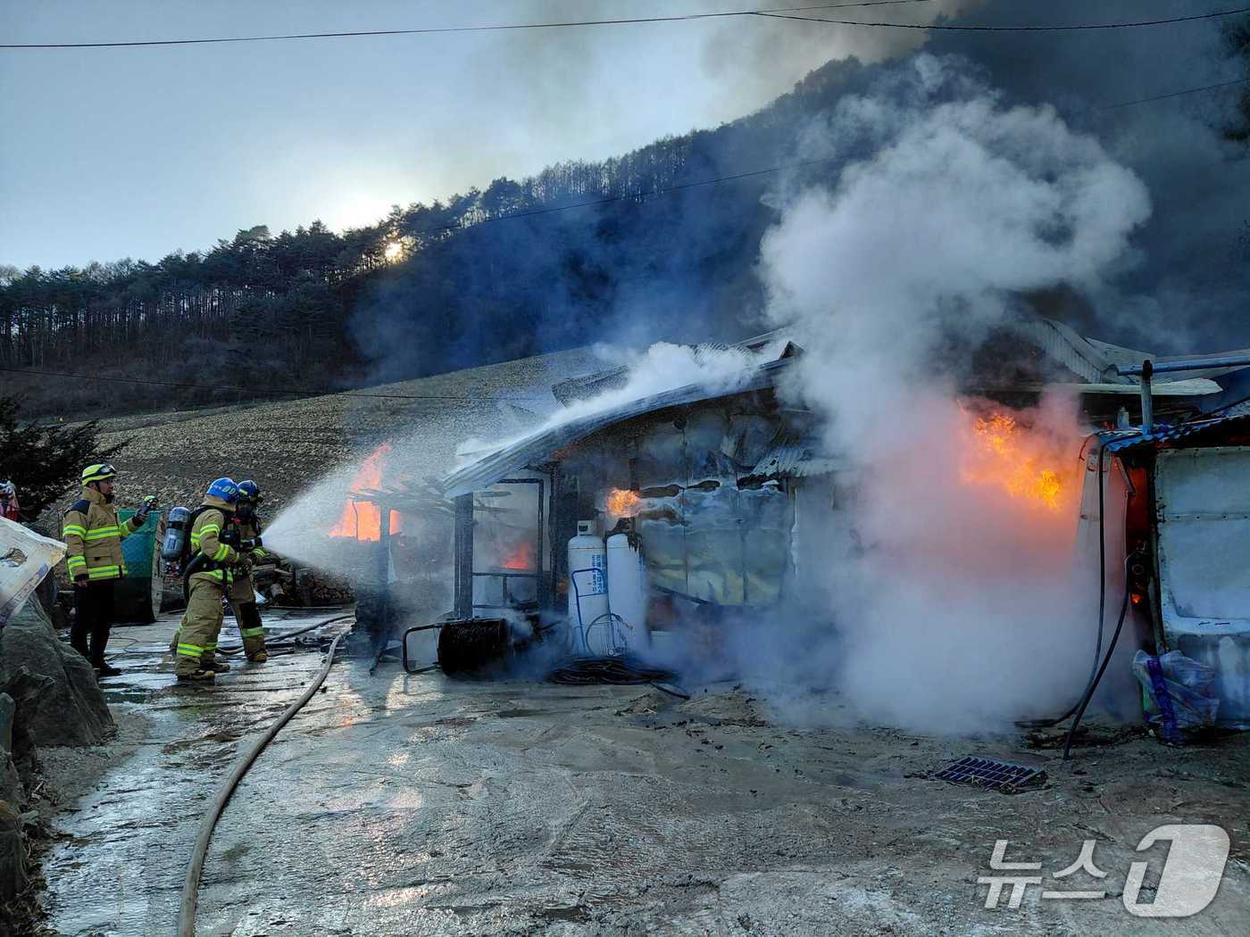 강원 강릉 왕산면 주택화재.(강원도소방본부 제공, 재판매 및 DB 금지) 2026.1.1/뉴스1