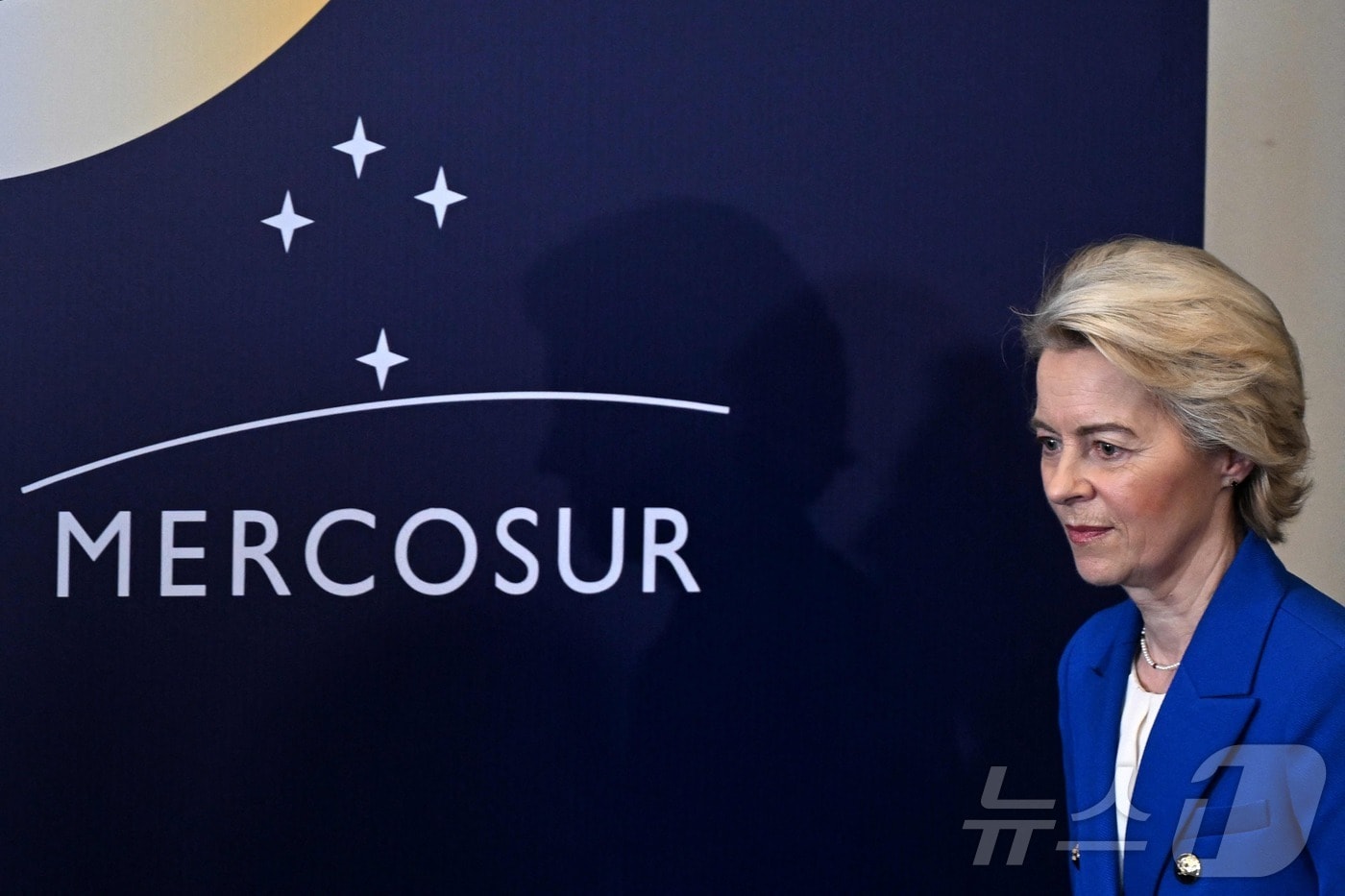 2024년 12월 6일, 우르줄라 폰데어라이엔 유럽연합(EU) 집행위원장이 몬테비데오에서 열린 제65차 메르코수르 정상회의에 도착하고 있다. 폰데어라이엔 위원장은 2026년 1월 9일, EU와 남미공동시장(메르코수르) 간 무역협정에 대한 승인 소식을 환영하며 “곧 협정을 서명하기를 기대한다”고 밝혔다. ⓒ AFP=뉴스1