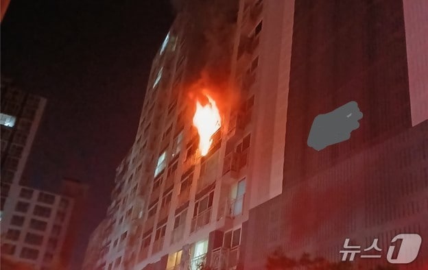 10일 오전 1시37분쯤 경북 구미시에 있는 한 아파트에서 불이 나 60대 남성이 중상을 입어 병원으로 이송됐다.(경북소방본부 제공. 재판매 및 DB금지)