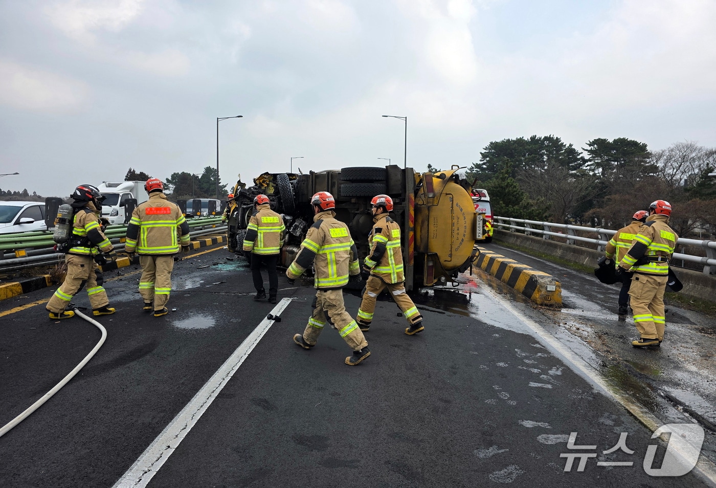 10일 제주시 평화로에서 발생한 음식물 쓰레기 수거차 전도 사고.(제주특별자치도 소방안전본부 제공, 재판매 및 DB 금지)