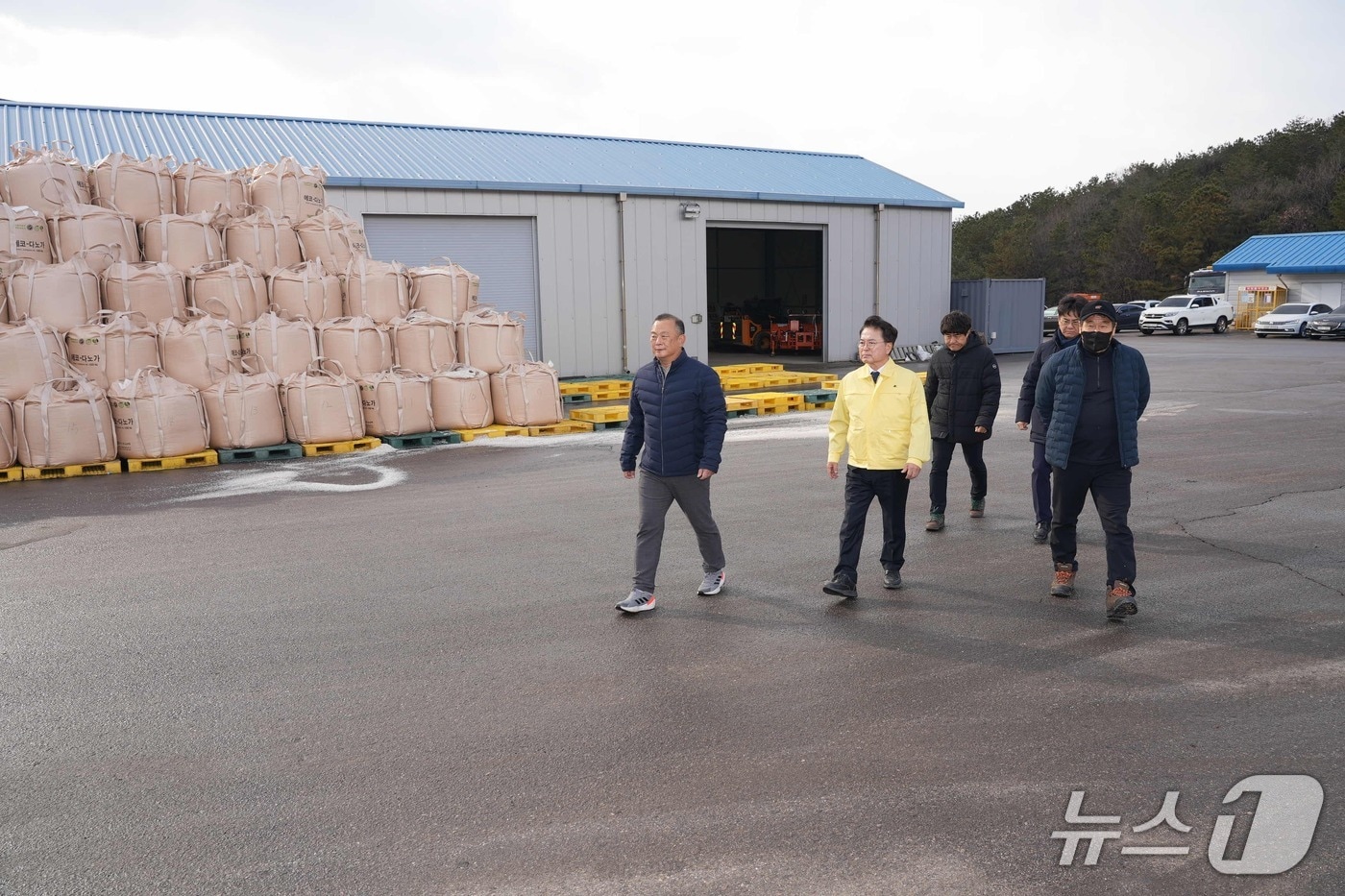 육동한 춘천시장이 10일 거두리 제설차량 차고지를 찾아 제설 대응 준비 상황을 점검하고 있다.(춘천시 제공, 재판매 및 DB금지)