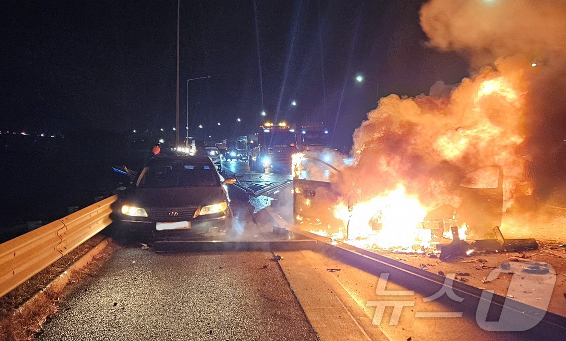 10일 서산영덕고속도로 경북 구간에서 다중 추돌 사고가 발생해 5명이 숨지고 8명이 다쳤다. 사진은 추돌 사고로 승용차가 불에 타고 있는 모습.(경북소방본부 제공. 재판매 및 DB금지) 2026.1.10/뉴스1 ⓒ News1 이성덕 기자
