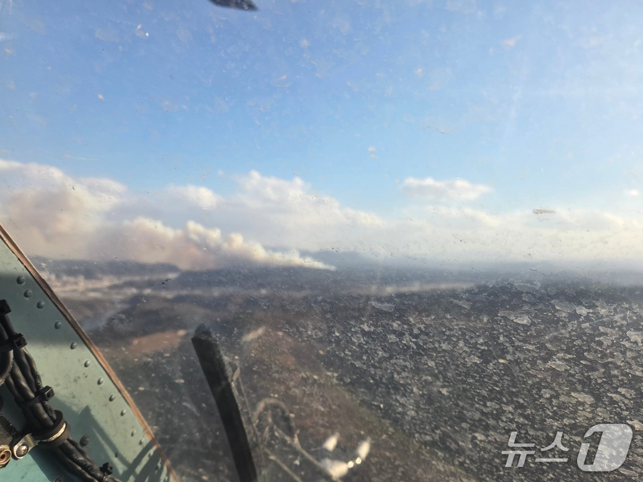 10일 오후 3시 14분쯤 경북 의성군 의성읍 비봉리의 한 야산에서 불이 나 당국이 진화하고 있다.(경북소방본부 제공.재판매 및 DB 금지)2026.1.10/뉴스1
