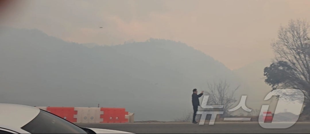 10일 오후 3시 14분쯤 경북 의성군 의성읍 비봉리의 한 야산에서 불이 나 당국이 진화하고 있다.(독자 제공.재판매 및 DB 금지)2026.1.10/뉴스1 ⓒ News1 이성덕 기자