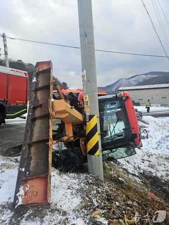횡성 안흥면 트랙터 전도사고 사진.(강원도소방본부 제공. 재판매 및 DB금지)/뉴스1