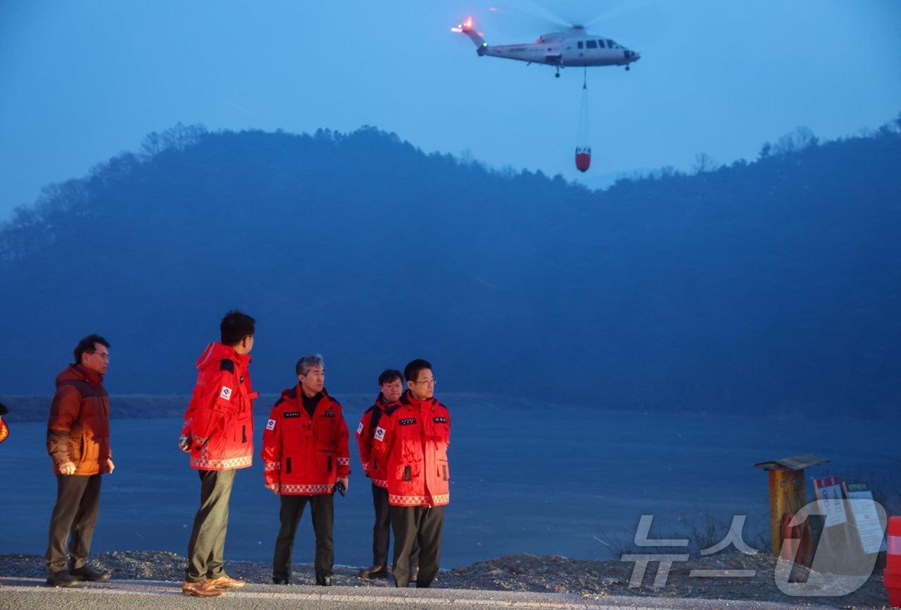 이철우 경북지사는 10일 오후 3시 14분쯤 의성군 의성읍 비봉리 일대에서 발생한 산불과 관련해 긴급 대응 지시를 내리고, 현장을 찾아 직접 산불 진화 지휘에 나섰다. 2026.1.10/뉴스1 ⓒ News1 김대벽기자