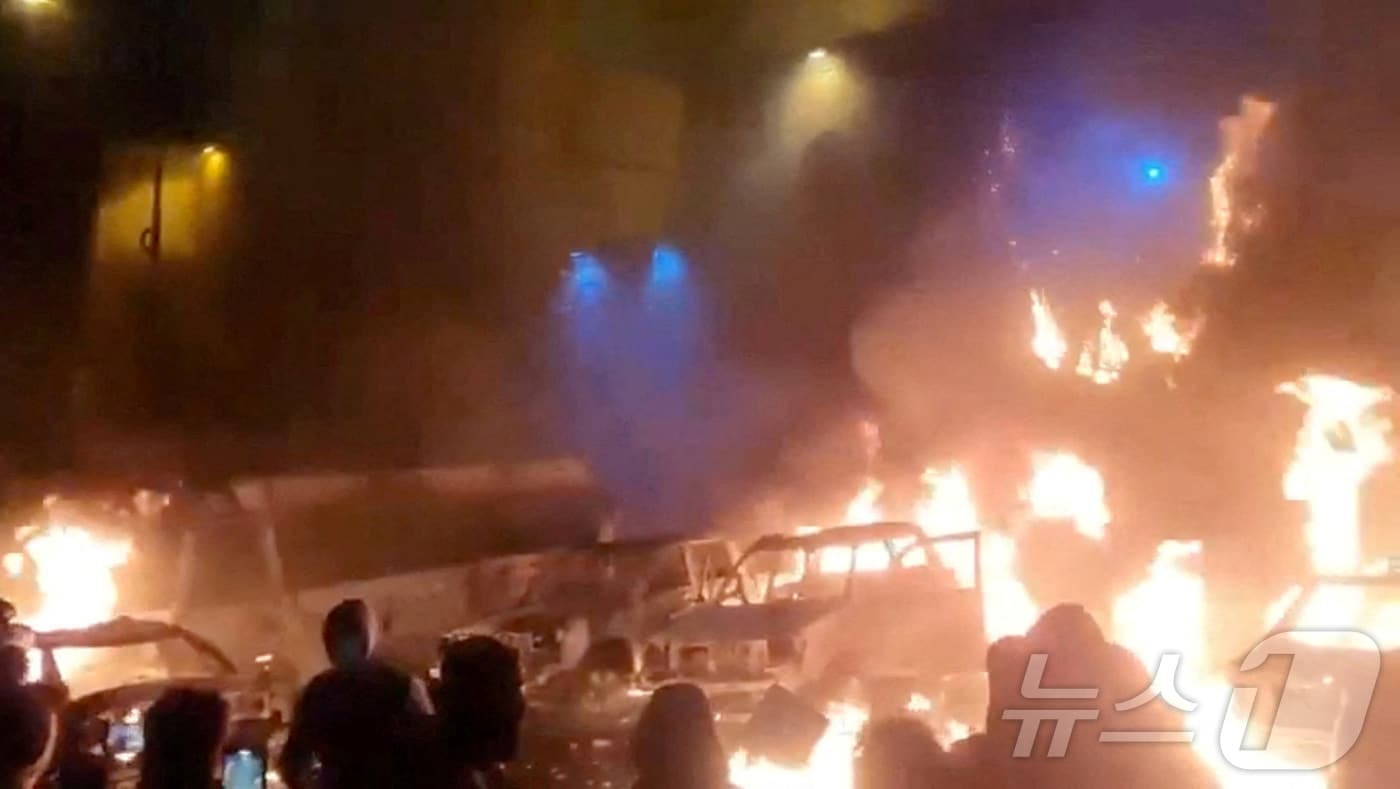 이란 수도 테헤란에서 반정부 시위가 격화되고 있는 가운데 9일(현지시간) 차량들이 불길에 휩싸여 있다. 2025.1.9./뉴스1 ⓒ 로이터=뉴스1 ⓒ News1 이창규 기자