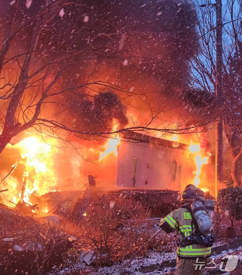 10일 오후 5시 10분쯤 충북 옥천군 군북면의 한 주택에서 불이 나 2시간 20분 만에 꺼졌다. (옥천소방서 제공. 재판매 및 DB금지) /뉴스1