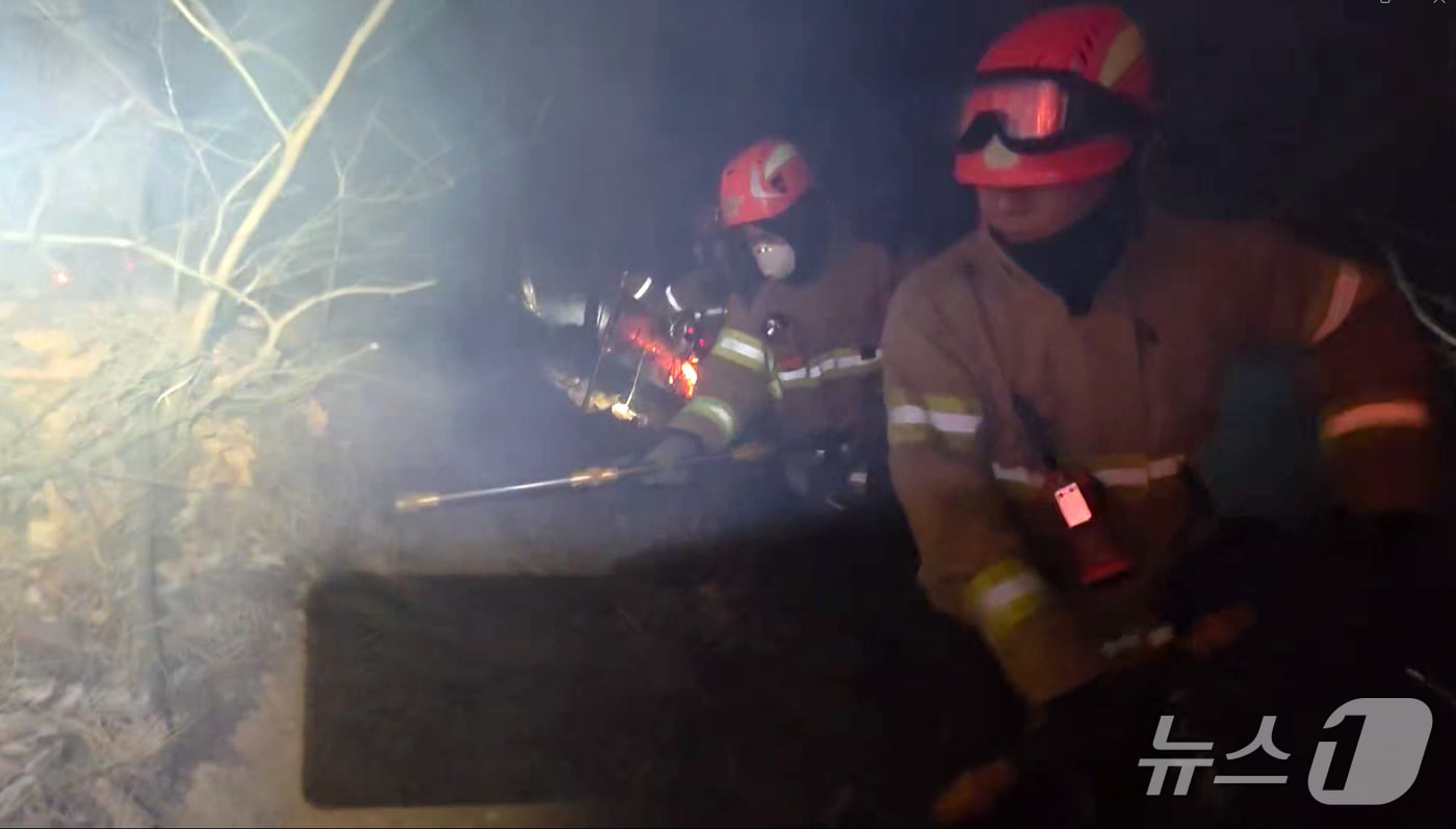 11일 경북도소방본부가 의성군 비봉리에서 발생한 산불 잔불 정리에 산불특수대응단 등을 투입 막바지 진화에 집중하고 있다. (경북소방본부제공, 재판매 및 DB금지) 2026.1.11/뉴스1 