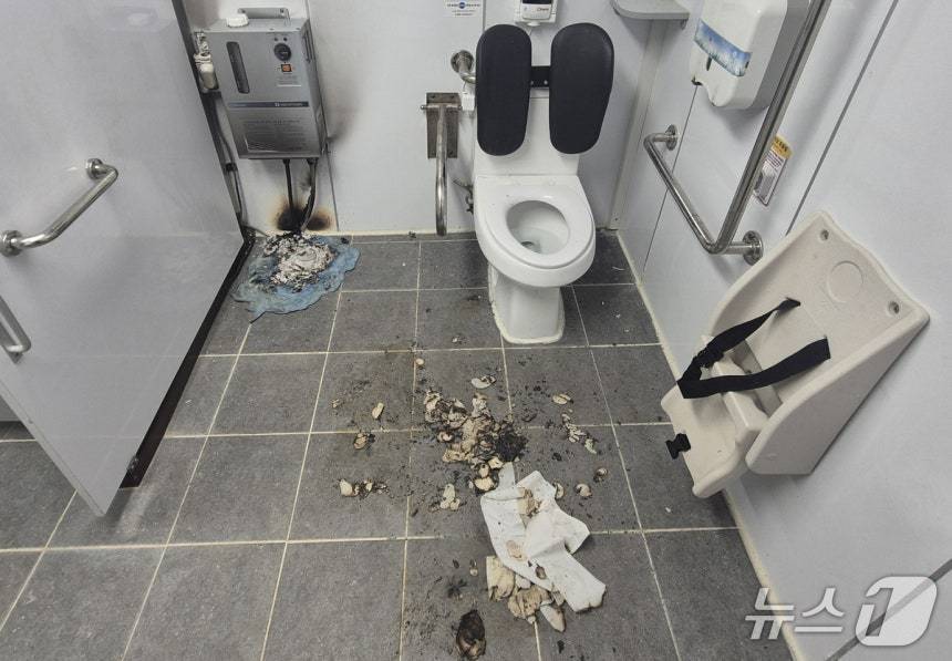 인천 서구 공중화장실 화재 현장 (인천 검단소방서 제공.재판매 및 DB금지)