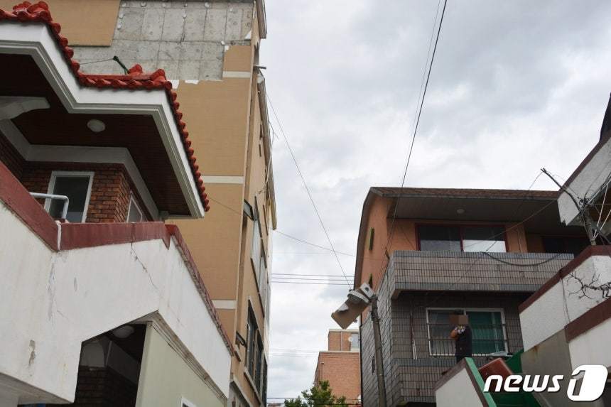 한 건물 외벽이 바람에 파손돼 일부 자재가 전선에 걸려 있다. 2019.9.7/뉴스1