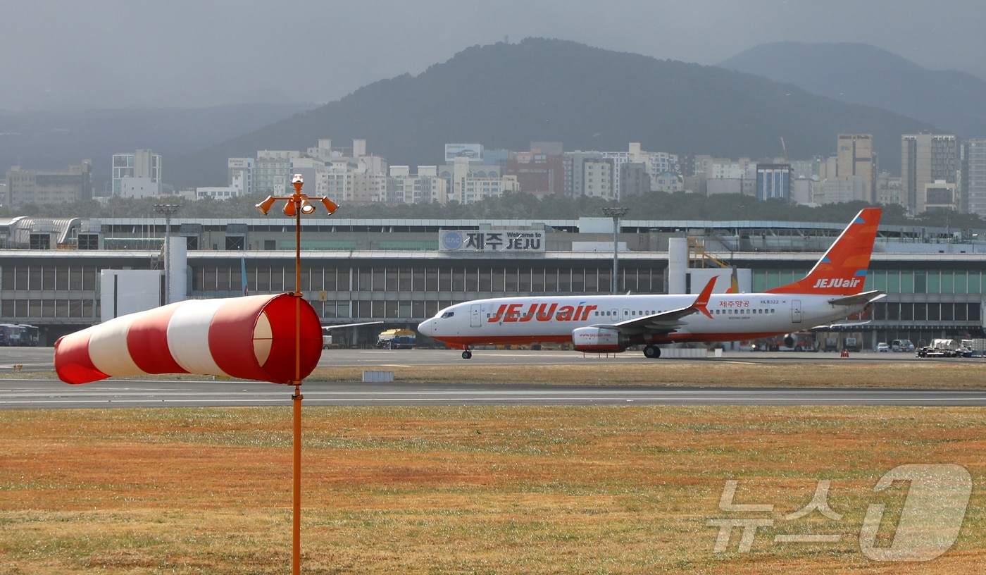 제주국제공항 활주로에 강한 바람이 불고 있다. 2026.1.11/뉴스1 ⓒ News1 오미란 기자