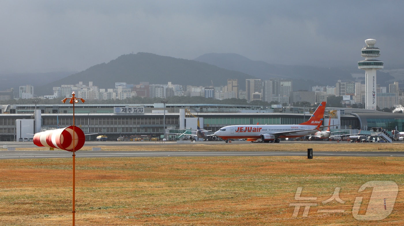 제주국제공항 활주로에 강한 바람이 불고 있다. 2026.1.11 ⓒ 뉴스1 오미란 기자