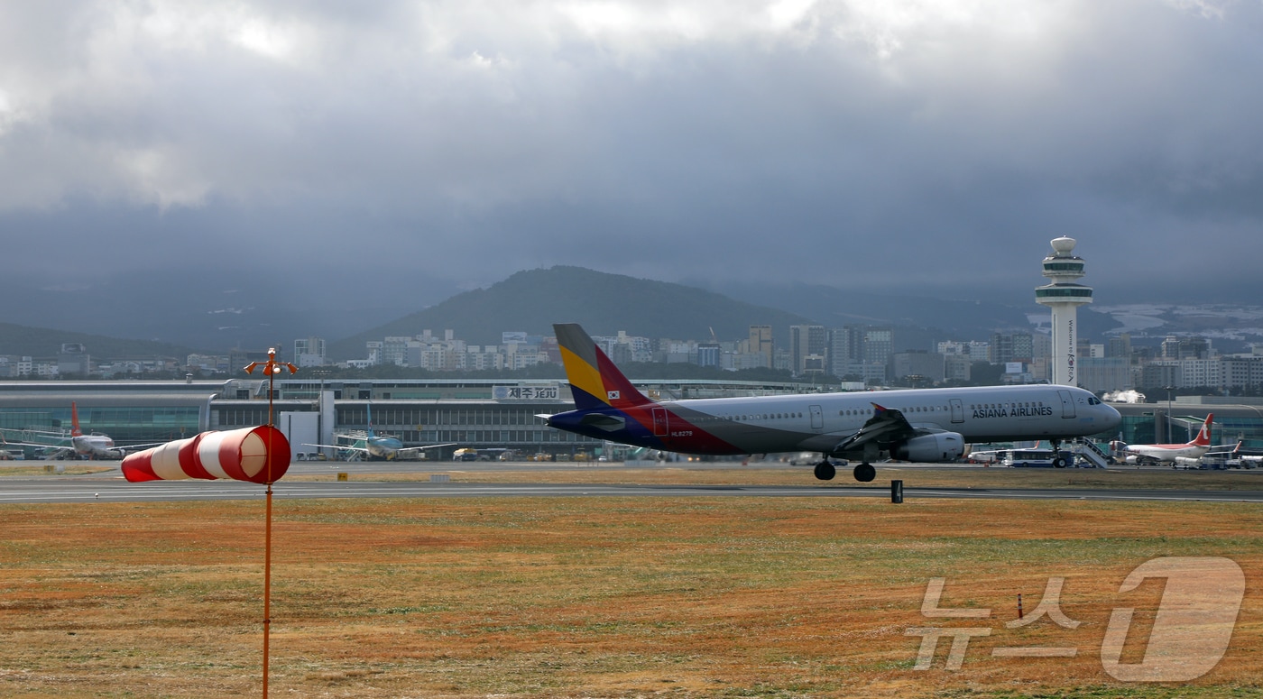제주국제공항 활주로에 강한 바람이 불고 있다. /뉴스1