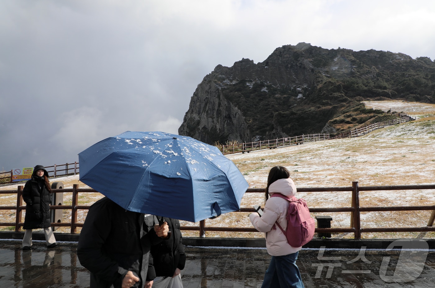 서귀포시 성산일출봉에 눈이 내리고 있다. 2026.1.11 / ⓒ 뉴스1 오미란 기자