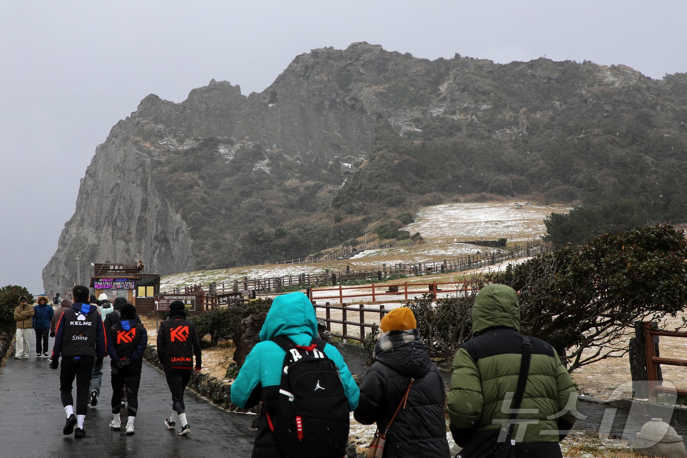 제주에 대설·강풍·풍랑특보가 내려진 11일 오후 서귀포시 성산일출봉에 눈이 내리고 있다. 2026.1.11/뉴스1 ⓒ News1 오미란 기자